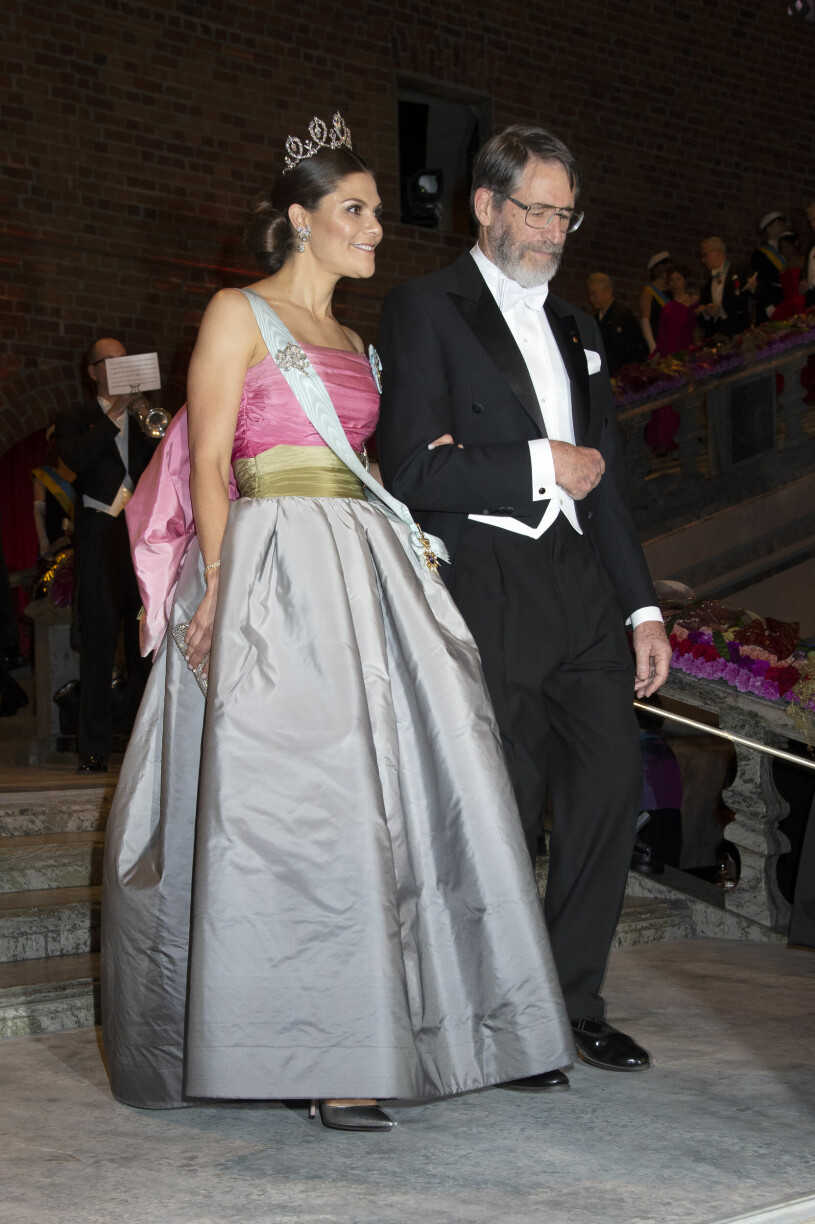 Det krävs en hel del förberedelser för att få till en sådan här magisk look! Kronprinsessan Victoria under Nobelprisutdelningen i Konserthuset i Stockholm på måndagen 2018