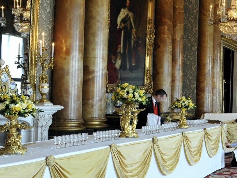 Dukat till officiell mottagning på Buckingham Palace. Bilden är tagen vid ett tidigare tillfälle. Dukat till officiell mottagning på Buckingham Palace