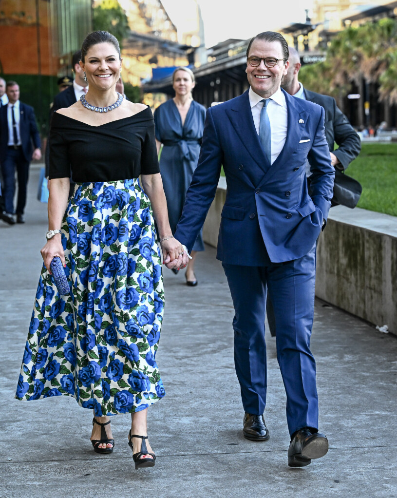 Hand i hand, på väg till kvällens festligheter. Kronprinsessan Victoria och prins Daniel hand i hand i Sydney