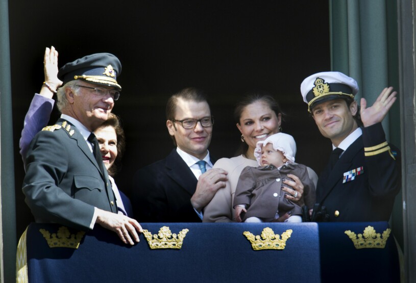 Två stolta morföräldrar, två stolta föräldrar och en stolt morbror! Prins Daniel och kronprinsessan Victoria visade upp prinsessan Estelle för första gången från balkongen på Stockholms slott när kung Carl XVI Gustaf tog emot folkets hyllningar på sin 66-årsdag på valborgsmässoafton 2012.