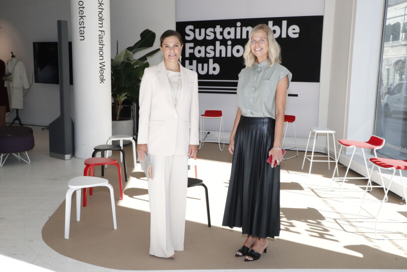 Catarina Midby, generalsekreterare för Swedish Fashion Association, tillsammans med kronprinsessan Victoria under hennes besök p Sustainable Fashion Hub.