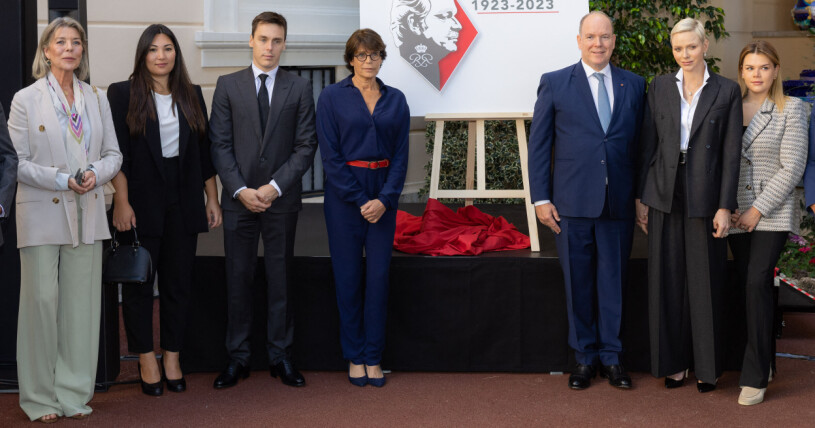 Marie och Louis Ducuret jobbar ofta ihop med fursteparet. Marie Ducruet, Louis Ducruet, prinsessan Stéphanie, furst Albert, furstinnan Charlene och Camille Gottlieb står på rad
