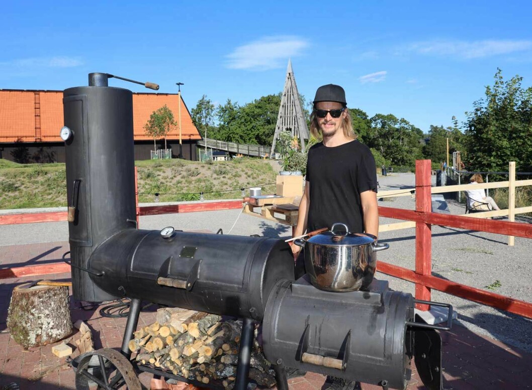 Doreen Månssons make Henrik Hallgren skötte storgrillen med bravur. Doreen Månssons make Henrik Hallgren skötte stor- grillen med bravur.