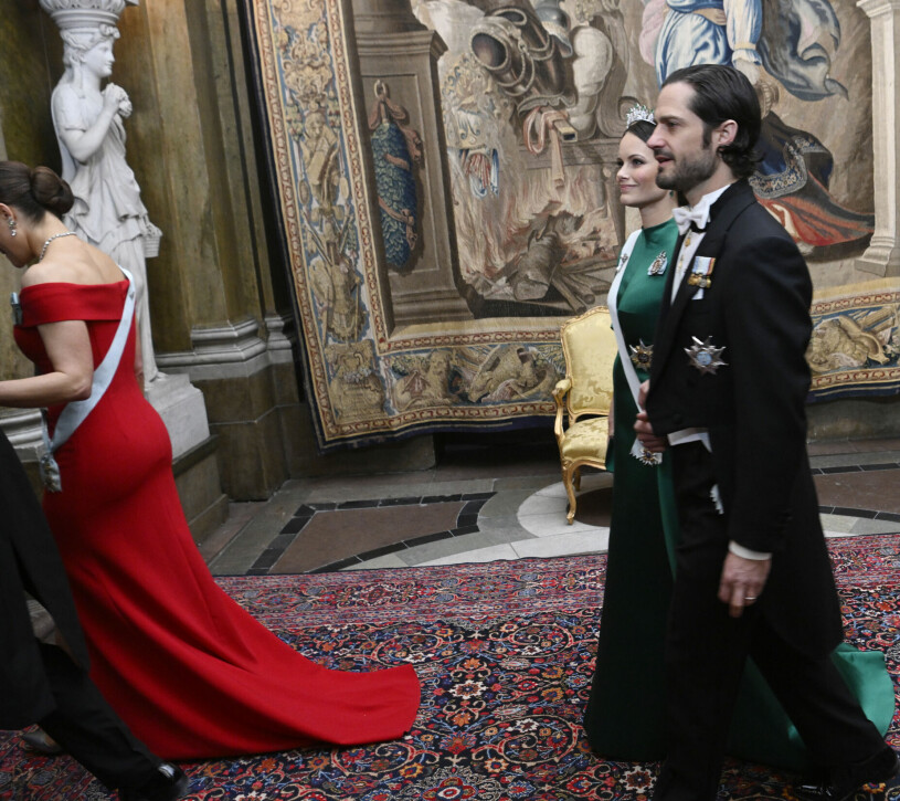 Inte trampa på släpet, prinsen! Kronprinsessan Victoria, prinsessan Sofia och prins Carl Philip på kungamiddag 2022