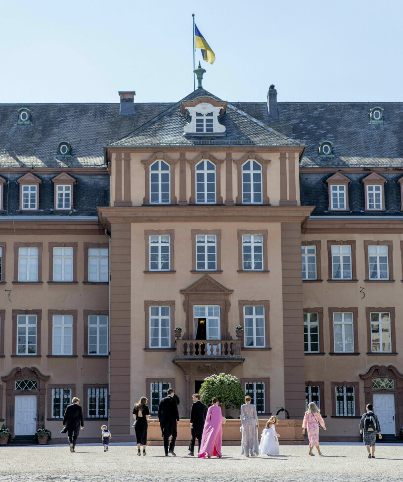På väg mot bröllopsfesten som ägde rum på Schloss Berleburg, familjens mäktiga släktslott mellan Kassel och Köln. slottet Berleburg under Prins Gustavs och Carina Axelssons bröllop