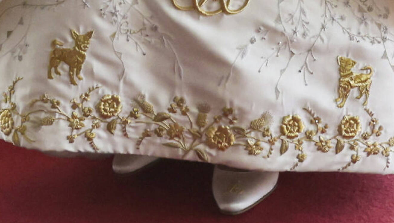 Drottning Camillas kröningsklänning med hennes hundar broderade med guldtråd
