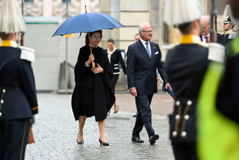 Kungaparet anländer – drottning Silvia tänkte på att ha paraply! Drottning Silvia och Carl Gustaf