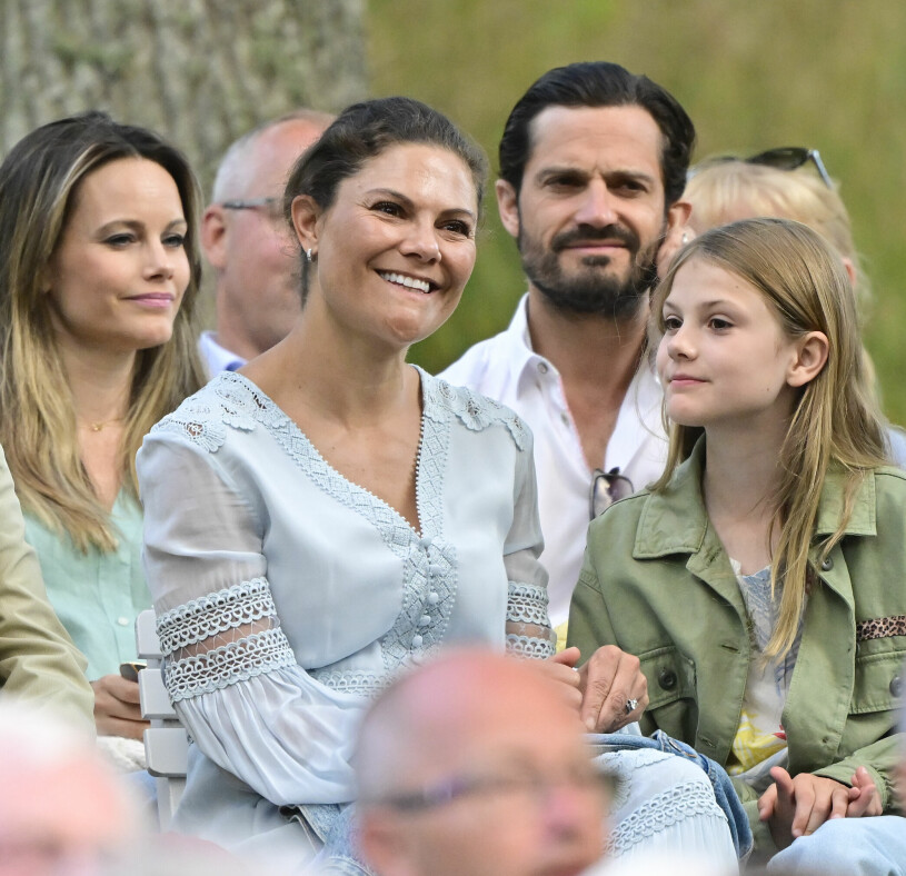 Jill Johnsons största fan i kungafamiljen? Födelsedagsbarnet Victoria, 45 år i dag. Prinsessan Sofia, kronprinsessan Victoria och prinsessan Estelle under Solliden Sessions 2022 med Jill Johnson