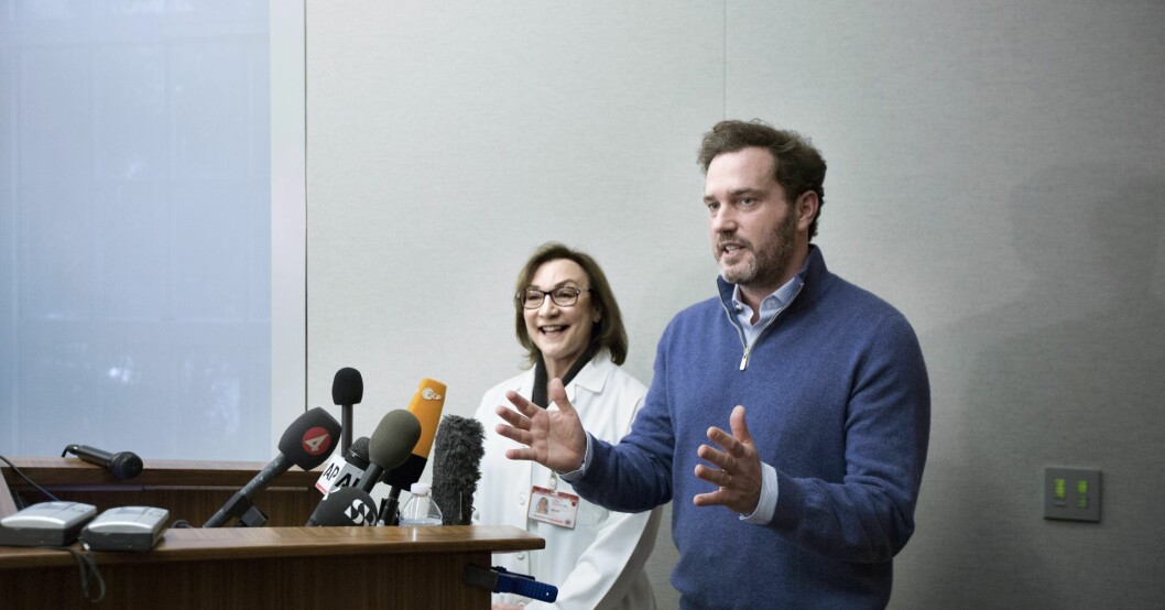 Chris O'Neill håller presskonferens om nyfödda dottern Leonore.