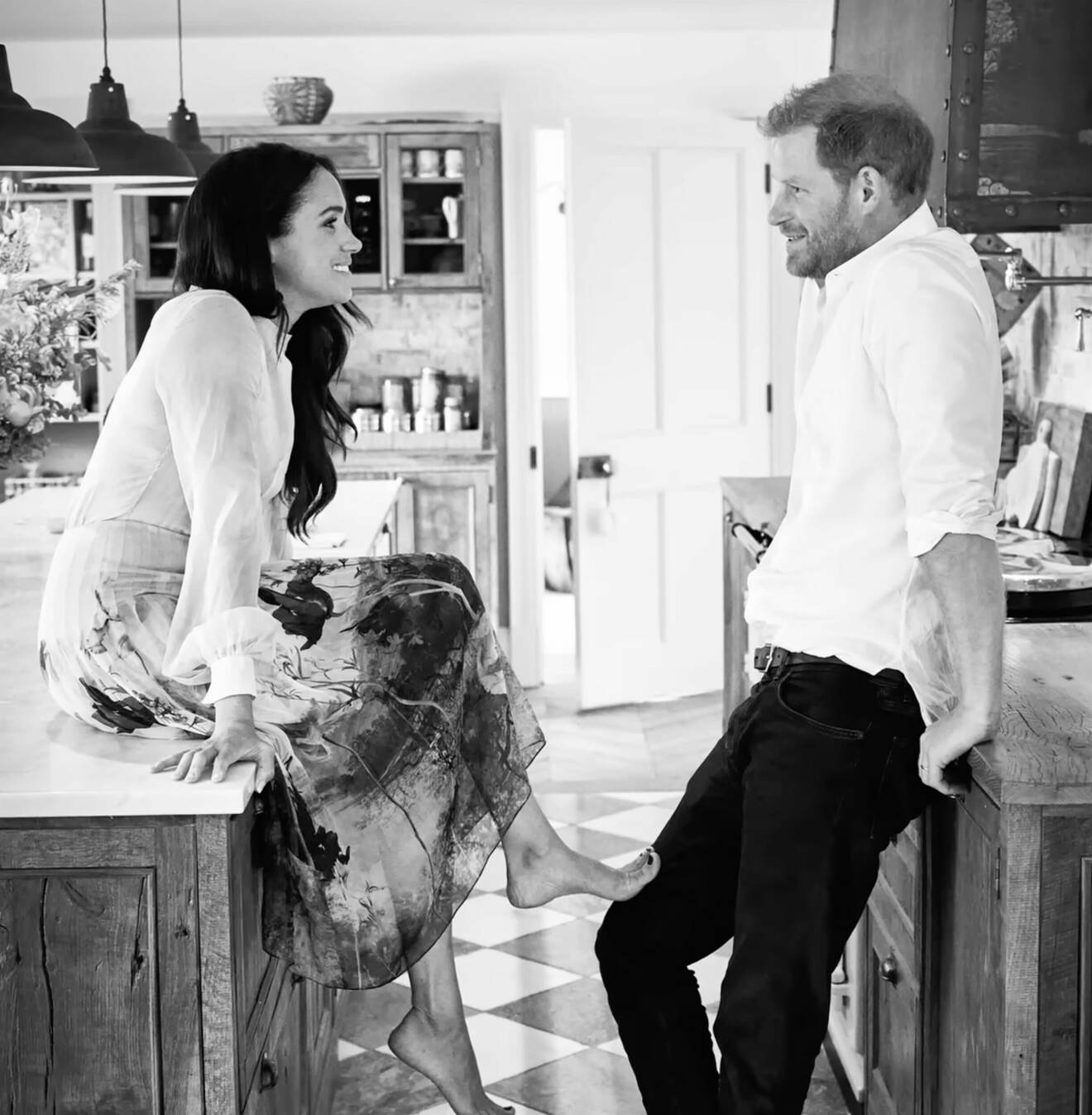 Meghan Markle och prins Harry i sitt kök i Frogmore Cottage