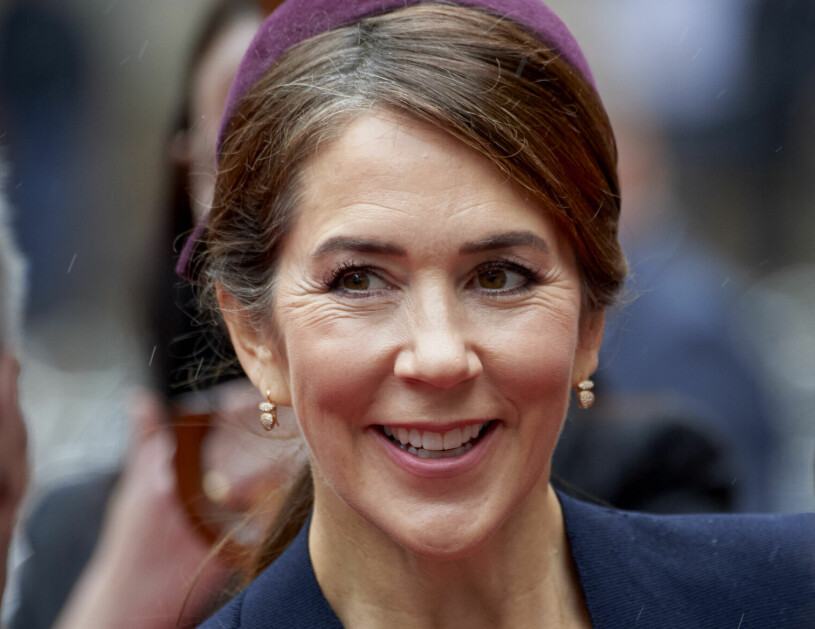 Kronprinsessan Marys försiktigt gråa hår. Kronprinsessan Mary med utväxt grått hår