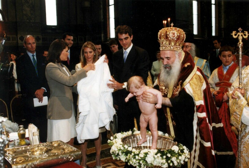 Kronprinsessan Victoria på prins Constantine-Alexios dop, i grå kavaj och vit klänning. Kronprinsessan Victoria på prins Constantine-Alexios dop