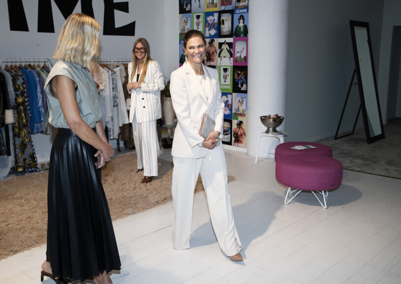 Kungligt återbruk! Kronprinsessan i byxdressen från Andiata som vi har sett flera gånger förr. Kronprinsessan Victoria Catarina Midby Svenska Moderådet Sustainable Fashion Hub