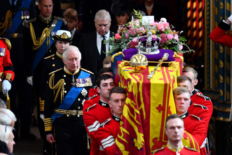 Kung Charles bredvid drottning Elizabeths kista. Kung Charles