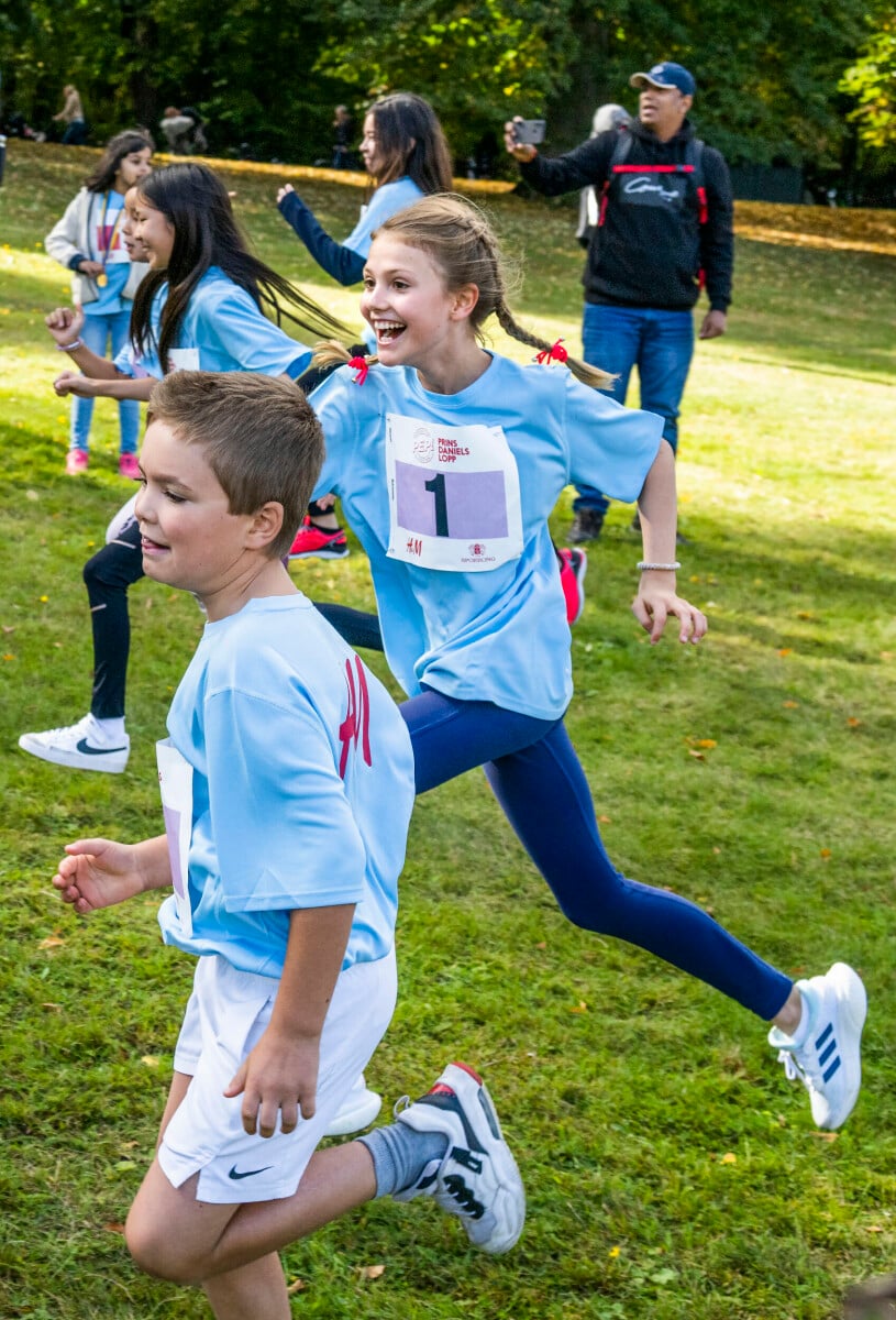 Full fart på prinsessan Estelle! Prinsessan Estelle springer prins Daniels lopp 2022