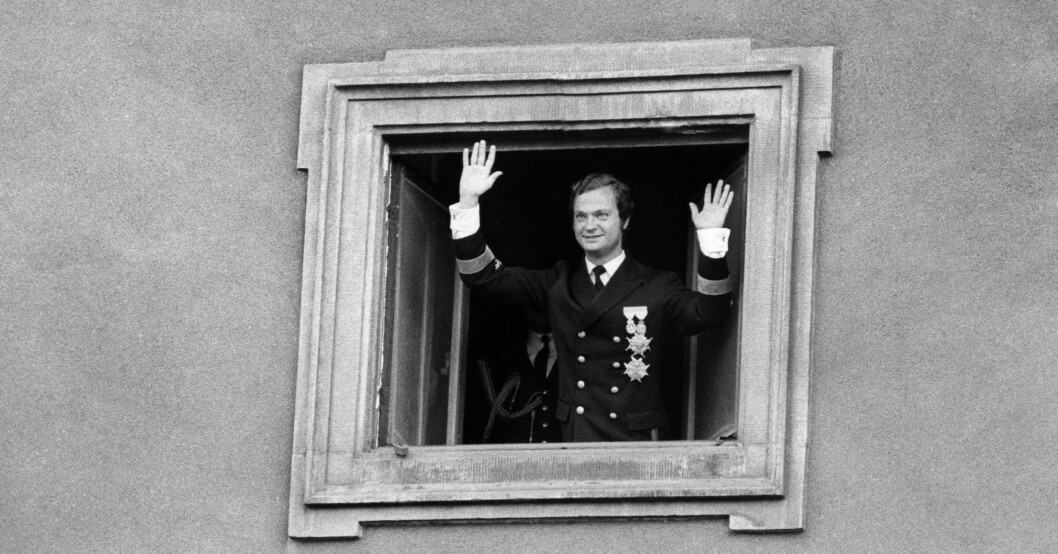 En ovan situation för den som bara varit kung i två dagar. Kung Carl Gustaf 1973 Stockholms slott Folkets jubel
