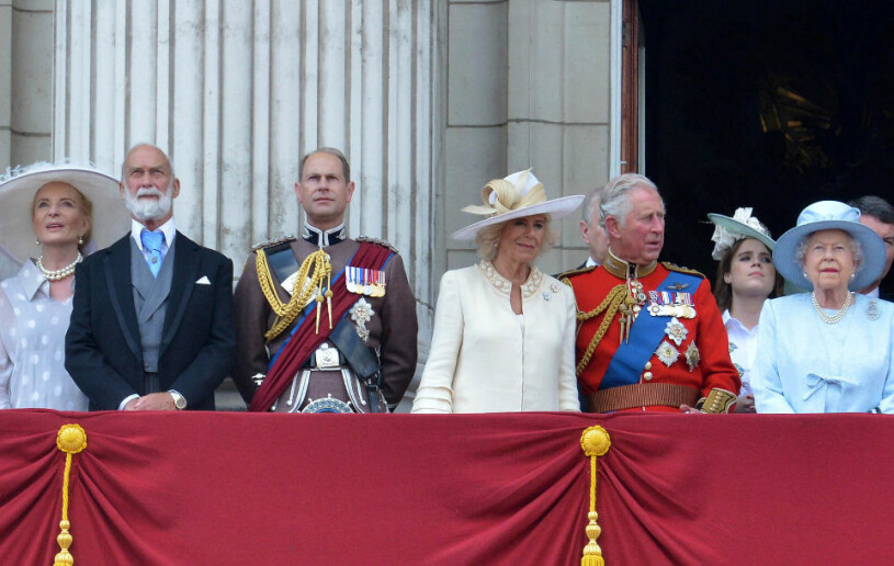 Prins Michael och prinsessan Marie-Christine (till vänster) tillsammans med drottningen, prins Edward, prins Charles och hansn fru Camilla på Buckingham Palace balkong. Prins Michael Prinsessan Marie Christine Drottning Elizabeth Brittiska kungafamiljen