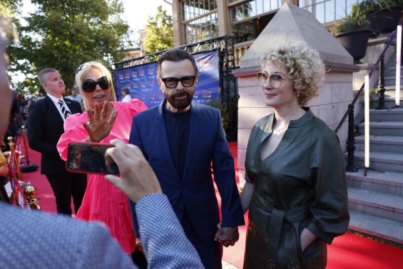 Paret gick hand i hand på röda mattan under tisdagskvällens premiär. Björn Ulvaeus, exekutiv producent med sällskap Christina Sas, anländer till premiären av Pippi på Cirkus på tisdagskvällen.