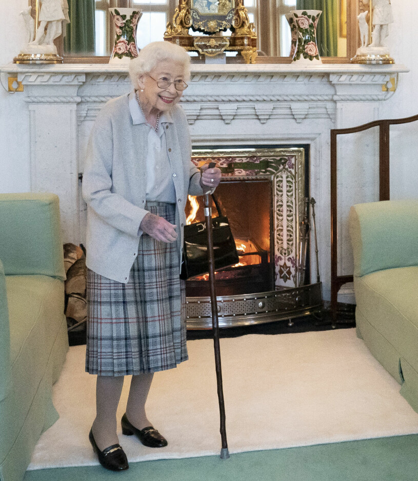 Den sista bilden på drottning Elizabeth, tagen på slottet Balmoral i tisdags. Två dagar senare var hon död. Den sista bilden på drottning Elizabeth