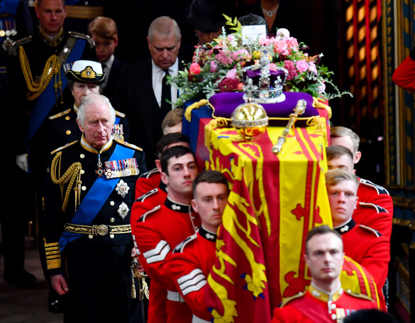 Efter veckans farväl till drottning Elizabeth: Nu har sorgbördan ökat än mer. Drottning Elizabeths kista.