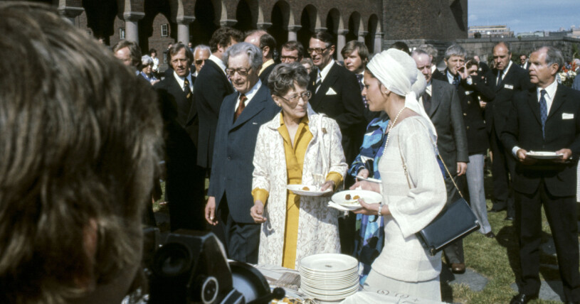 Silvia Sommerlath (t.h.) samtalar med en kvinna under Kommunförbundets mottagning på Stadshuset inför kungabröllopet 1976.