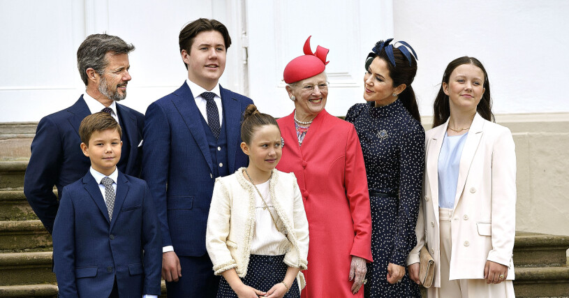Kronprins Frederik, Prins Christian, Dronning Margrethe, Prinsesse Isabella, Prins Vincent, Kronprinsesse Mary och Prinsesse Josephine efter Prins Christians konfirmation i Fredensborg Slotskirke. prins christian konfirmation