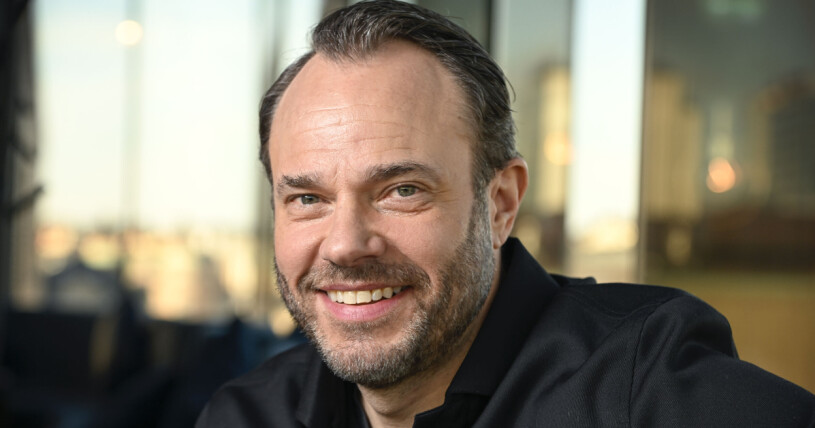 David Hellenius lämnade<span class=" italic" data-lab-italic_desktop="italic"> Let's danc</span>e för <span class=" italic" data-lab-italic_desktop="italic">Masked singer</span>.