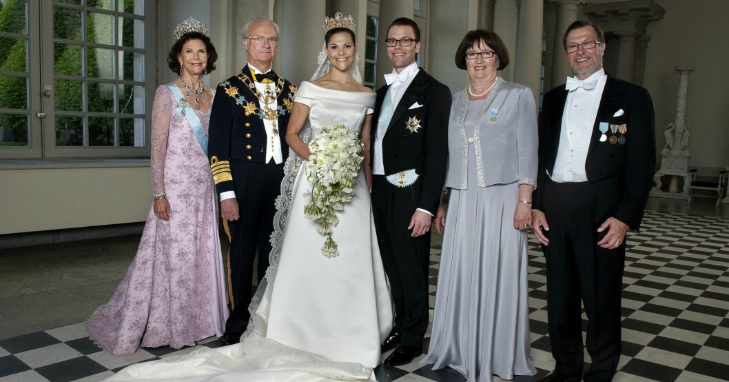 Drottning Victoria, kung Carl Gustaf, kronprinsessan Victoria, prins Daniel, Ewa Westling och Olle Westling i samband med bröllopet 2010
