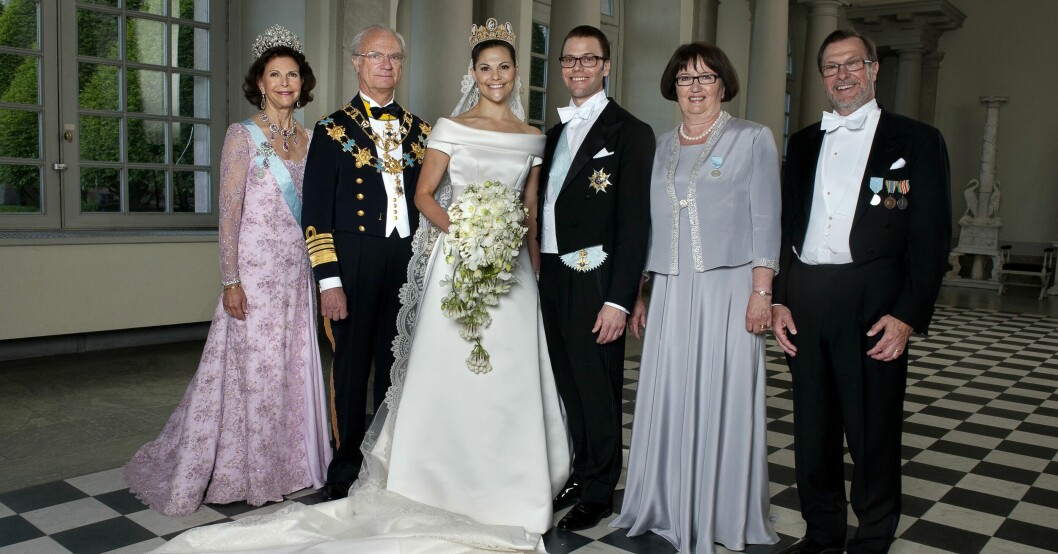 Kronprinsessan Victoria och Daniel Westling poserar för ett familjeporträtt tillsammans med sina föräldrar efter vigseln i Storkyrkan i Stockholm. Drottning Victoria, kung Carl Gustaf, kronprinsessan Victoria, prins Daniel, Ewa Westling och Olle Westling i samband med bröllopet 2010