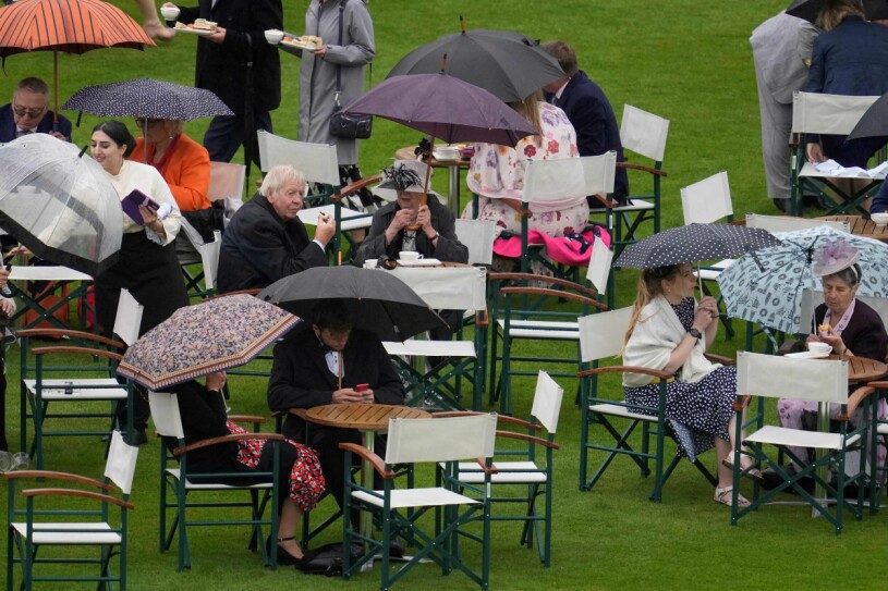 Drottningen bjöd som vanligt på mer än 20 000 snittar och 27 000 koppar te! Drottning Elizabeths gardenparty på Buckingham Palace 2022