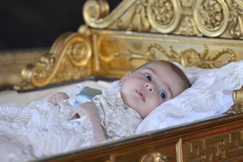 Snart dags att plocka fram den kungliga dopklänningen igen. Den är 125 år gammal och bars första gången när kungens pappa döpes år 1906. Här syns den på prinsessan Adrienne. Prinsessan Adrienne Den kungliga dopklänningen