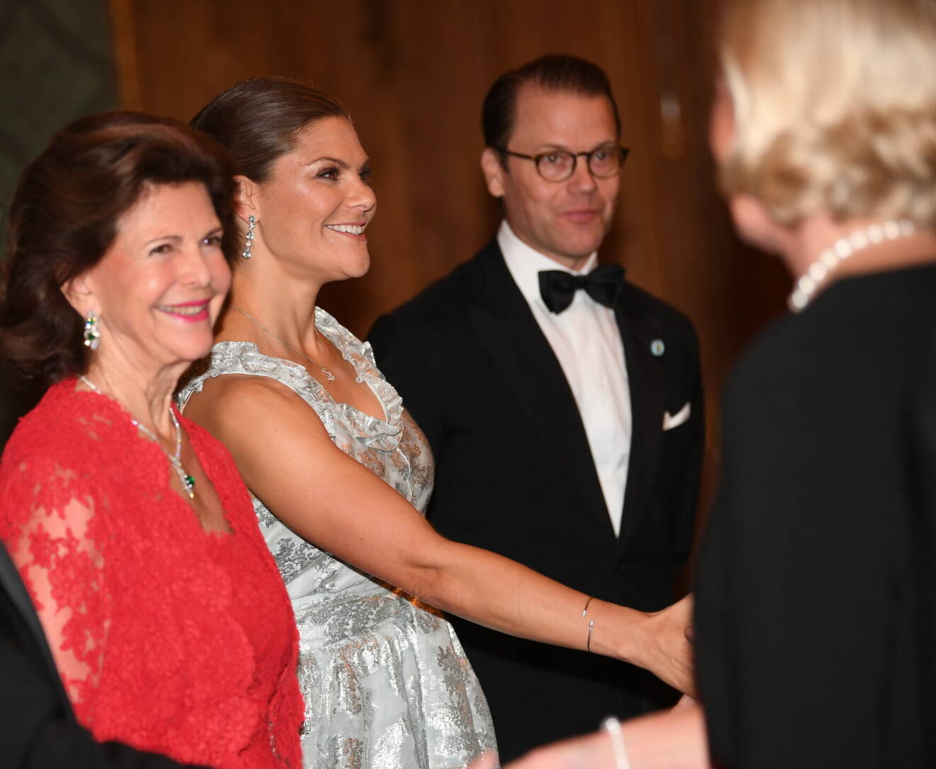 Kronprinsessan Victoria hälsar på gäster under Sverigemiddagen 2019