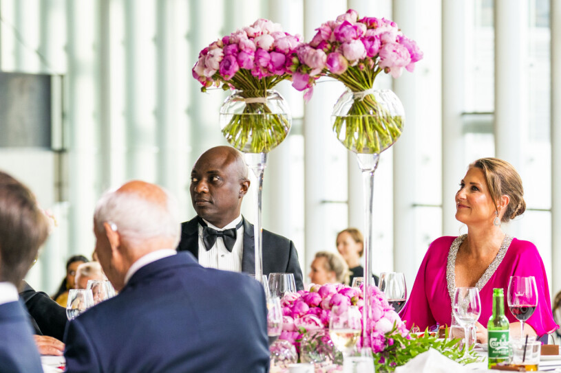 Märtha och Shaman Durek under Ingrid Alexandras festmiddag. Prinsessan Märtha Louise och Shaman Durek Verrett vid firandet av prinsessan Ingrid Alexandra