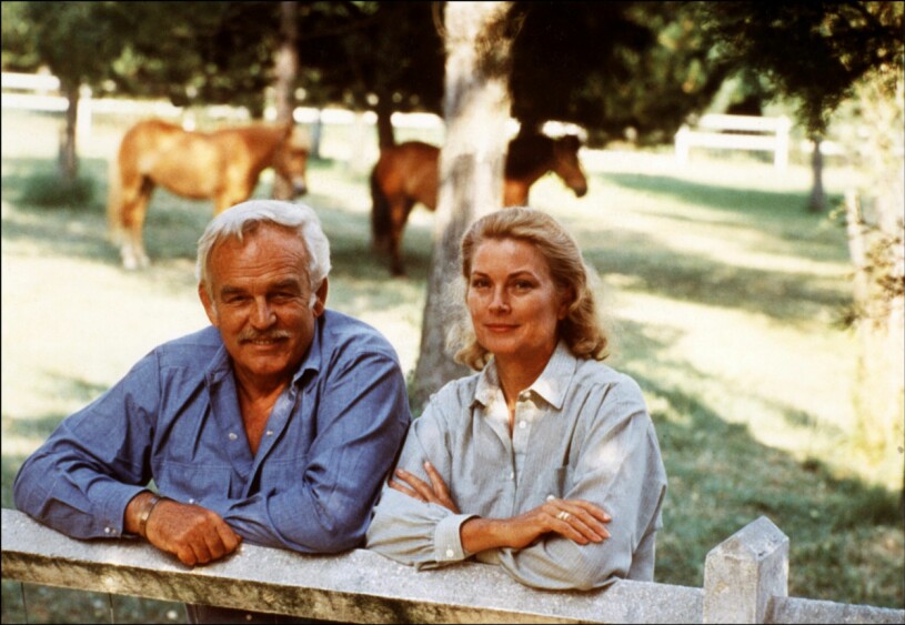 Det finns inga bilder på själva huset, men det här fotot på Grace och Rainier på Roc Agel ger ändå en hint om de lantliga omgivningarna. Furst Rainier och Grace Kelly på furstefamiljens sommarresidens Roc Agel