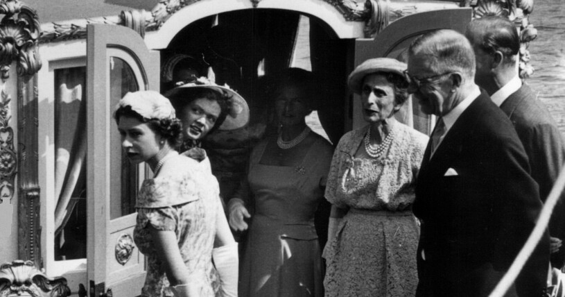 Prinsessan Birgitta kikar fram bakom dörren under drottning Elizabeths Sverigebesök. Även Birgittas farmor Louise och farfar kung Gustaf Adolf var på plats. Prins Philip skymd till höger. Drottning Elizabeth, prinsessan Birgitta, drottning Louise, kung Gustaf VI Adolf