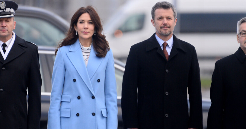 Mary och Frederik stöttar sig mot varandra i tuffa tider, som nu när drottningen tvingats till operation. Kronprinsessan Mary bredvid maken kronprins Frederik