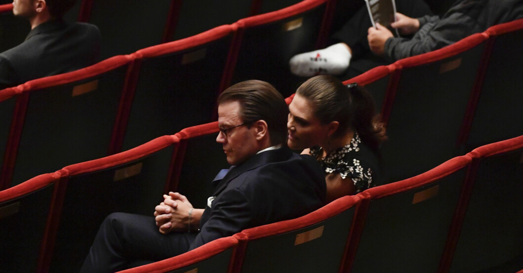 Kronprinsessan Victoria och prins Daniel är inte heller rädda för att visa upp kärleken.
