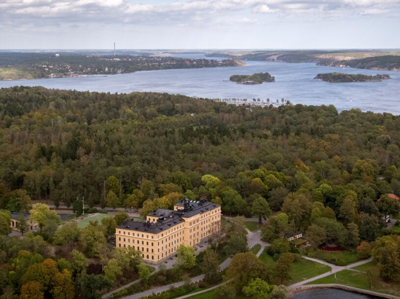 Campus Manilla i ensamt majestät ute på Djurgården. Skolan grundades 2013 – här låg tidigare Manillaskolan för döva och hörselskadade. Campus Manilla på Djurgården i Stockholm