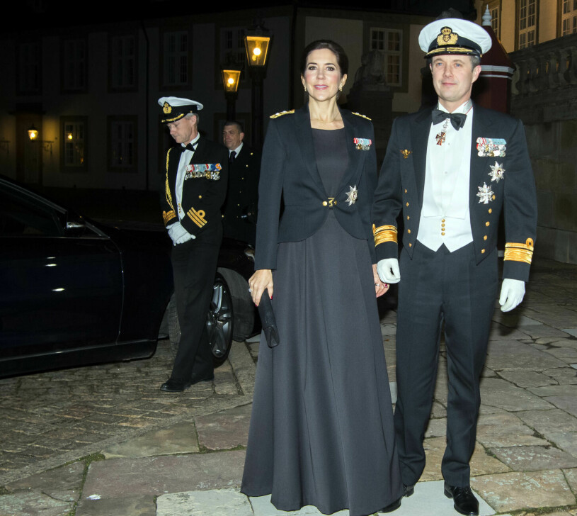 Mary i den rätta looken för en officer när klädkoden är högtidsdräkt. För två år sedan var det premiär. Kronprinsessan Mary Kronprins Frederik Stor mässdräkt Hæderstegnsmiddagen