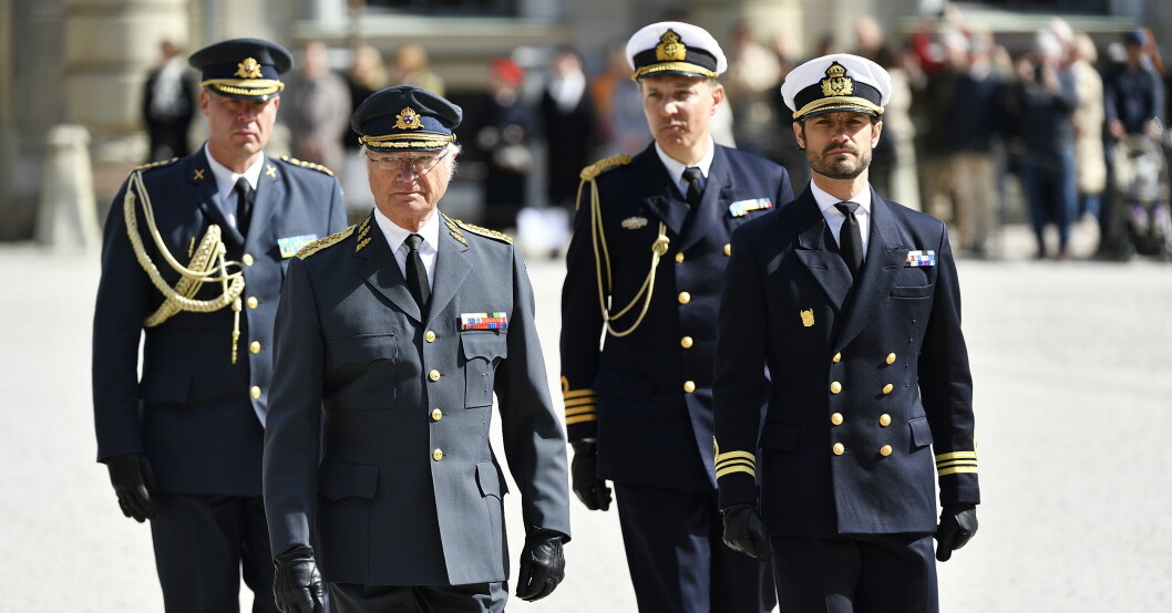 Kung Carl XVI Gustaf och prins Carl Philip vid firandet av kungens födelsedag på Stockholms slott i våras. kungen carl philip