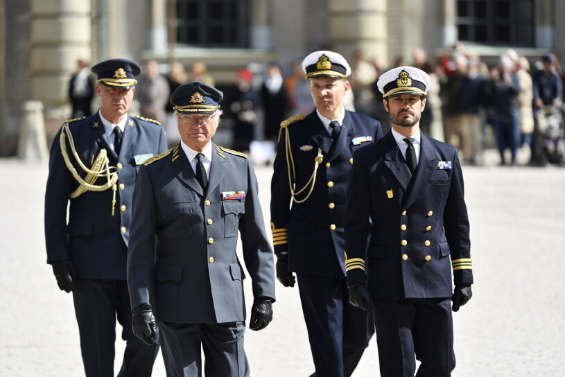 Det flera hundra år gamla kungliga testamentet sa att pengarna skulle gå i arv till de förstfödda sönerna. Kung Carl XVI Gustaf och prins Carl Philip vid firandet av kungens födelsedag på Stockholms slott 2022