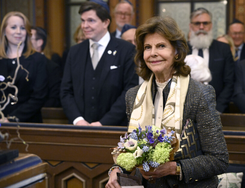 Drottning Silvia närvarar vid Judiska församlingen i Stockholms minneshögtid för Förintelsens offer i Stockholms stora synagoga på Förintelsens minnesdag.