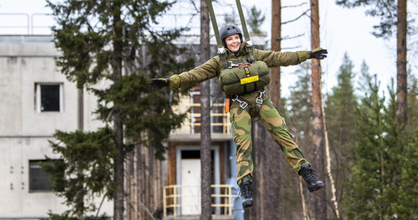 Flygfärdig! Prinsessan besökte på egen hand Försvarets specialkommando under hösten och fick testa simulerat fallskärmshopp.
