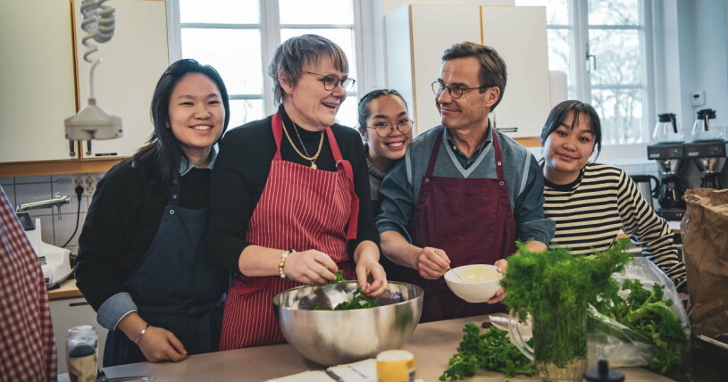 Ulf och Birgitta har varit gifta i över 30 år och har tre döttrar ihop. För statsminister Ulf Kristersson (M) och hans familj inleddes årets julafton med en jullunch för de ensamma i Strängnäs. Ulfs familj har en tradition sedan många år tillbaka att de deltar aktivt i församlingens gemenskapsjul. Bilden: Statsministern med sin fru Birgitta Ed och parets tre döttrar.
