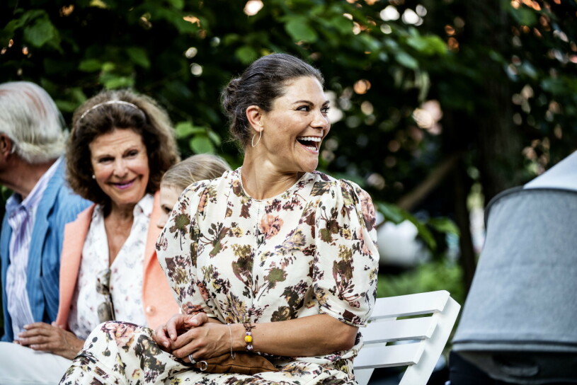 Vi kan bara instämma med Carola – kronprinsessan är helt fantastisk! Drottning Silvia och kronprinsessan Victoria i publiken när Carola uppträder på Solliden sessions.