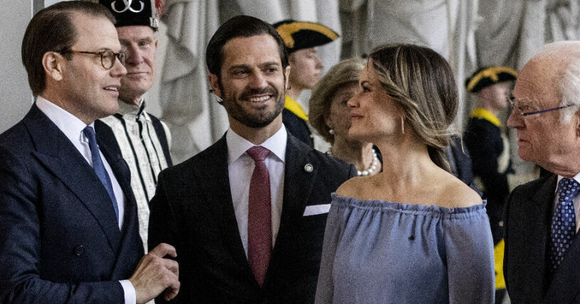 ...och spricker upp i ett underbart leende – och vice versa! Prins Carl Philip och prinsessan Sofia säger hej då till finska presidentparet