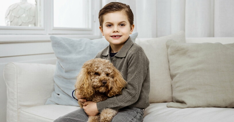 Prins Oscar med kronprinsessfamiljens pälskling, Rio. Prins Oscar poserar med hunden Rio hemma på Haga slott i samband med prinsens födelsedag