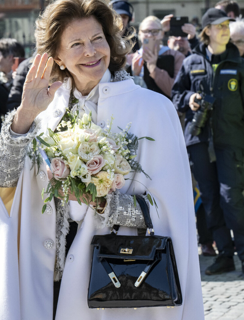 Drottning Silvia i Karlskrona med sin Kellybag från Hermès