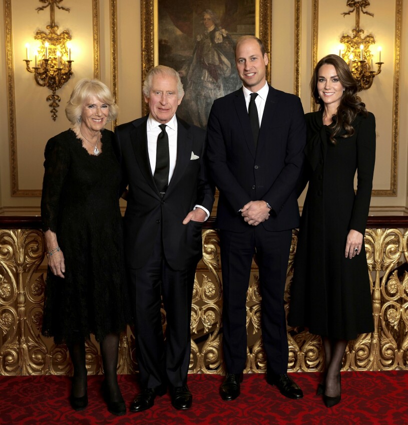Bilden som talar sitt tydliga språk: Kung Charles satsar på en liten och stark kungafamilj – precis som kung Carl Gustaf. Charles Camilla William och Kate