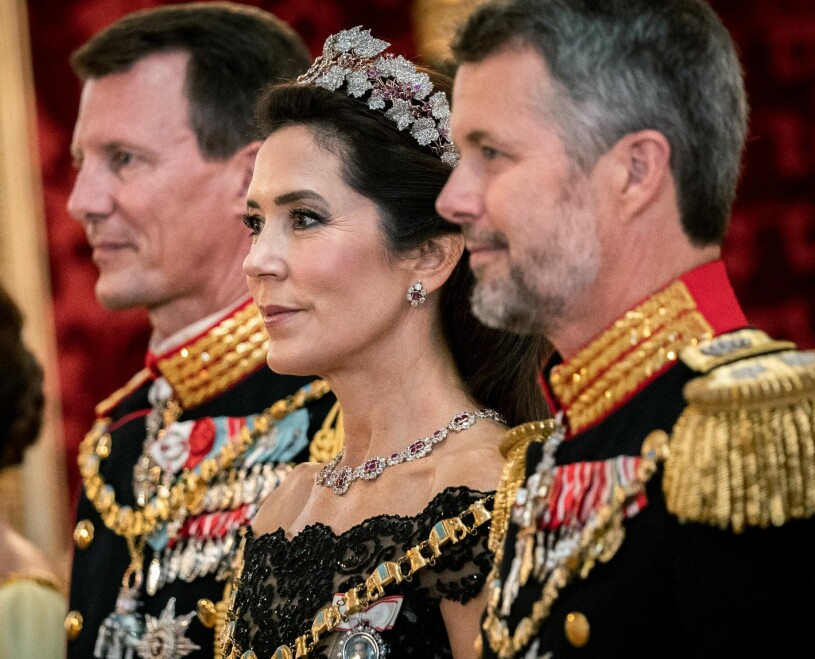 Frederik, Joachim och Mary – redo att kliva in. Prins Joachim, kronprinsessan Mary och kronprins Frederik